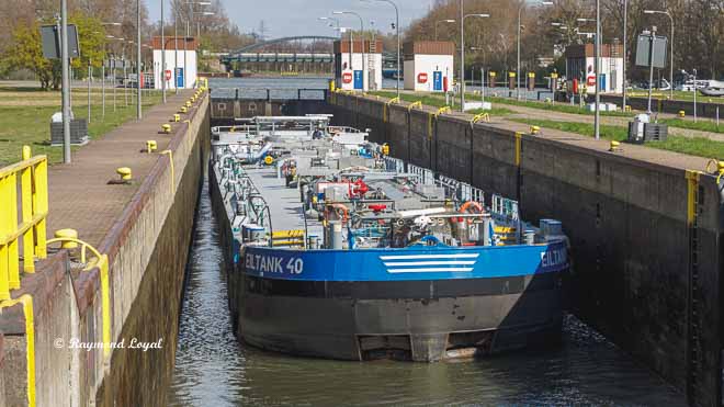 rhein-herne-kanal schleuse oberhausen tankschiff