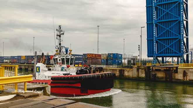 schlepper schleuse See hafen zeebrugge belgien