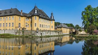 schloss dyck hochschloss wassergraben spiegelung