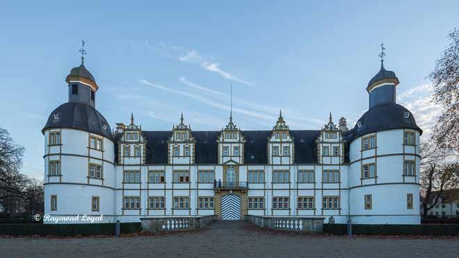 schloss neuhaus portal