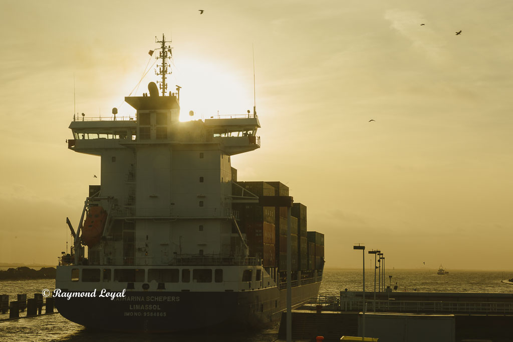 kiel canal brunsbuettel locks container feeder