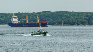 Vor dem Nord-Ostsee-Kanal - Schiff wartet vor Kiel auf die Einfahrt in den NOK