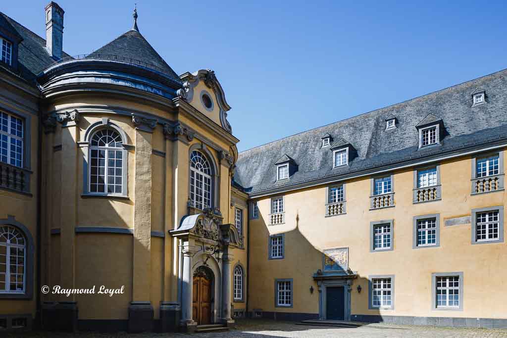 castle dyck courtyard