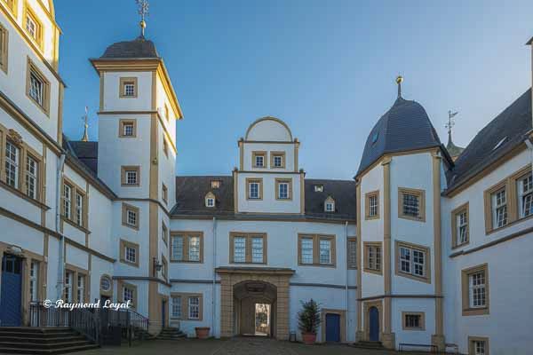 neuhaus castle courtyard