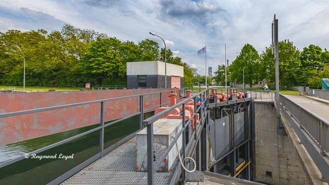 rhein-herne-kanal schleuse gelsenkirchen schleusentor