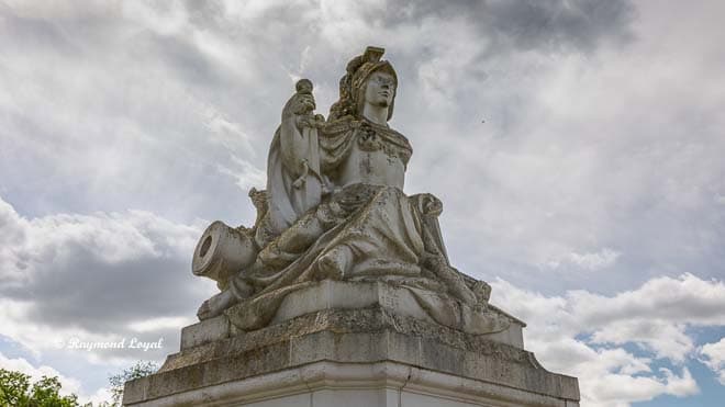 schloss augustusburg bruehl tor skulptur