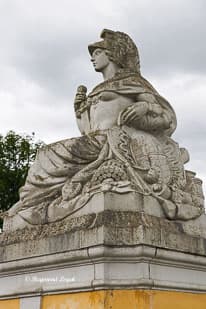 schloss augustusburg torskulptur