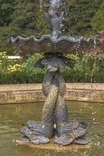 schloss wasserburg anholt skulptur brunnen