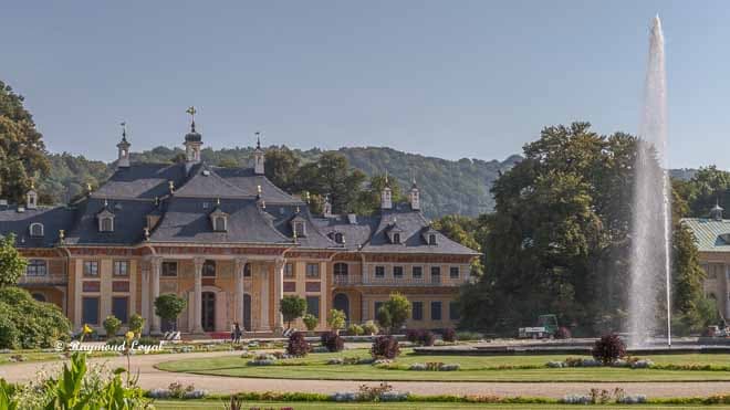 schloss pillnitz mit garten und springbrunnen