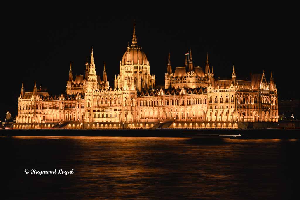 budapest house of parliament at night