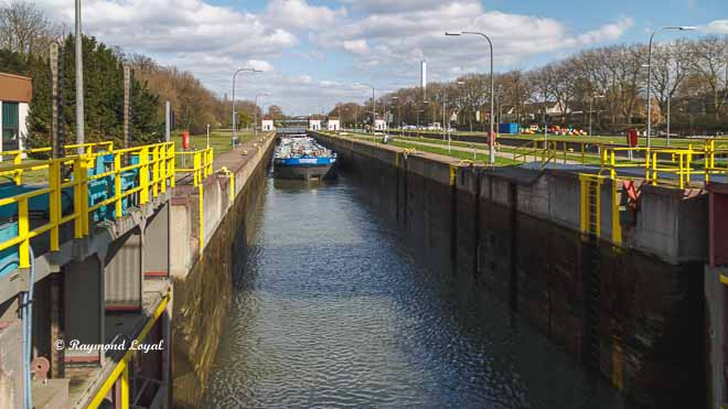 rhein-herne-kanal schleuse oberhausen schleusenkammer