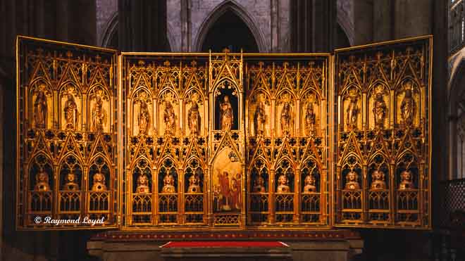 koelner dom seitenschiff altar kirche licht