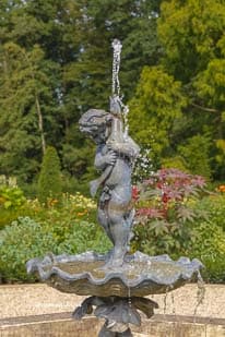 schloss wasserburg anholt brunnenskulptur