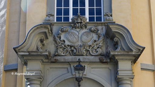 schloss dyck hochschloss innenhof wappen