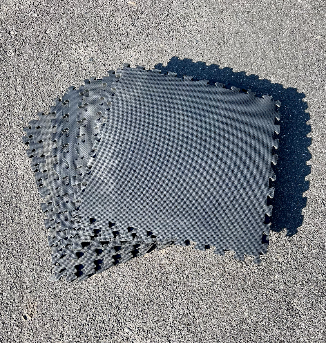Fallmatten mieten. Diese sind sogar Pflicht! auf harter Oberfläche wie Beton, Steine, Fließen etc. damit die Kinder sicher springen können 