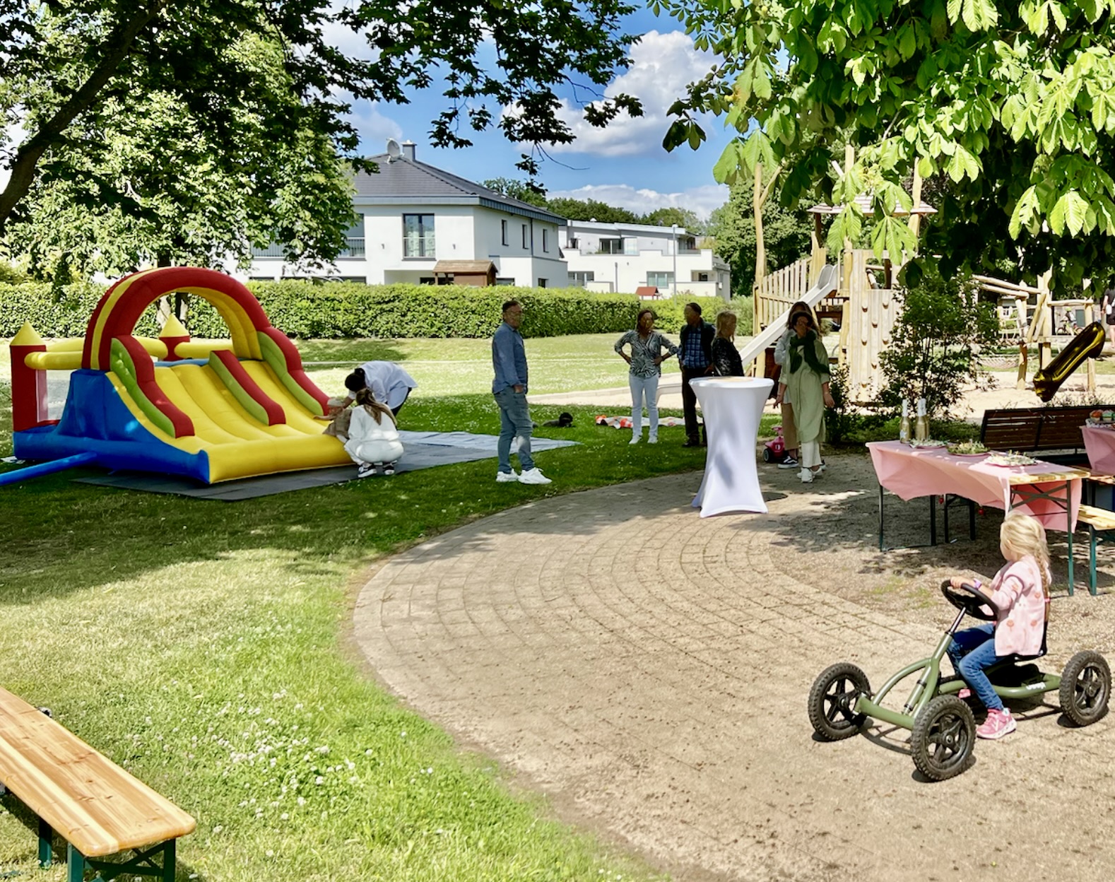 Hüpfburg, Stehtisch, Bierbank und Pedalkart mieten