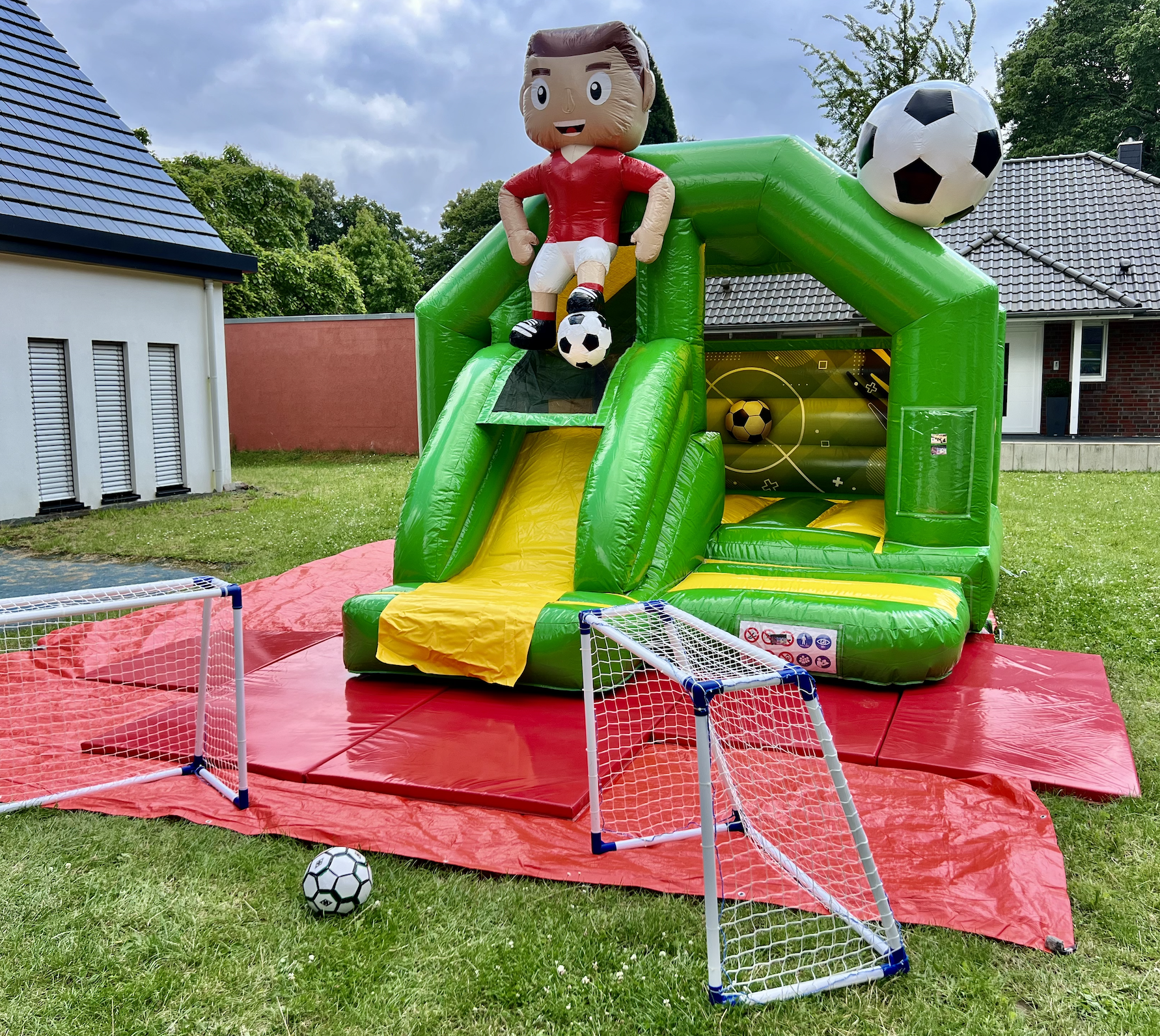 Fußball Hüpfburg leihen