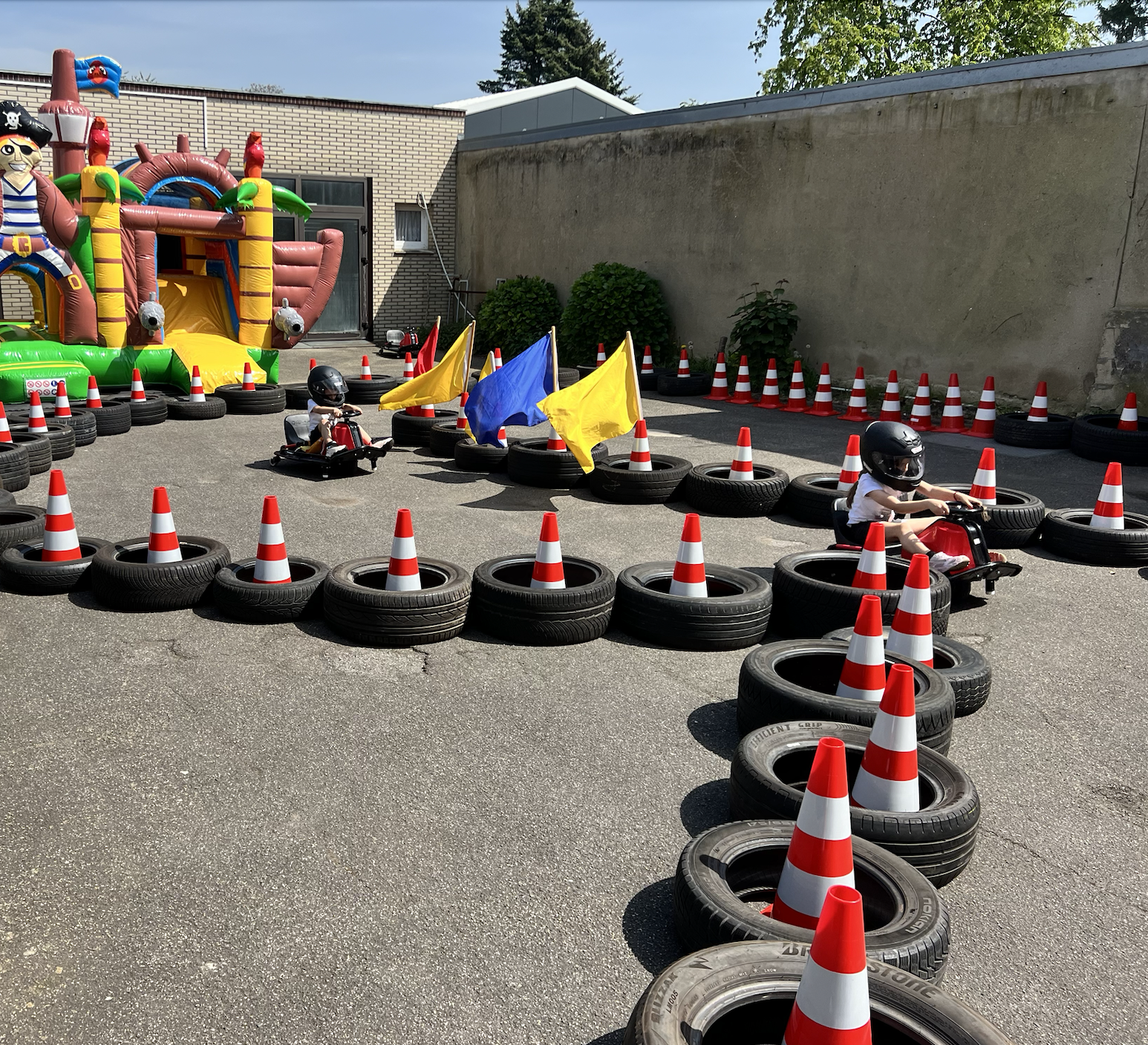 Mobile Mini Elektro Kinder Kartbahn und Piraten Hüpfburg