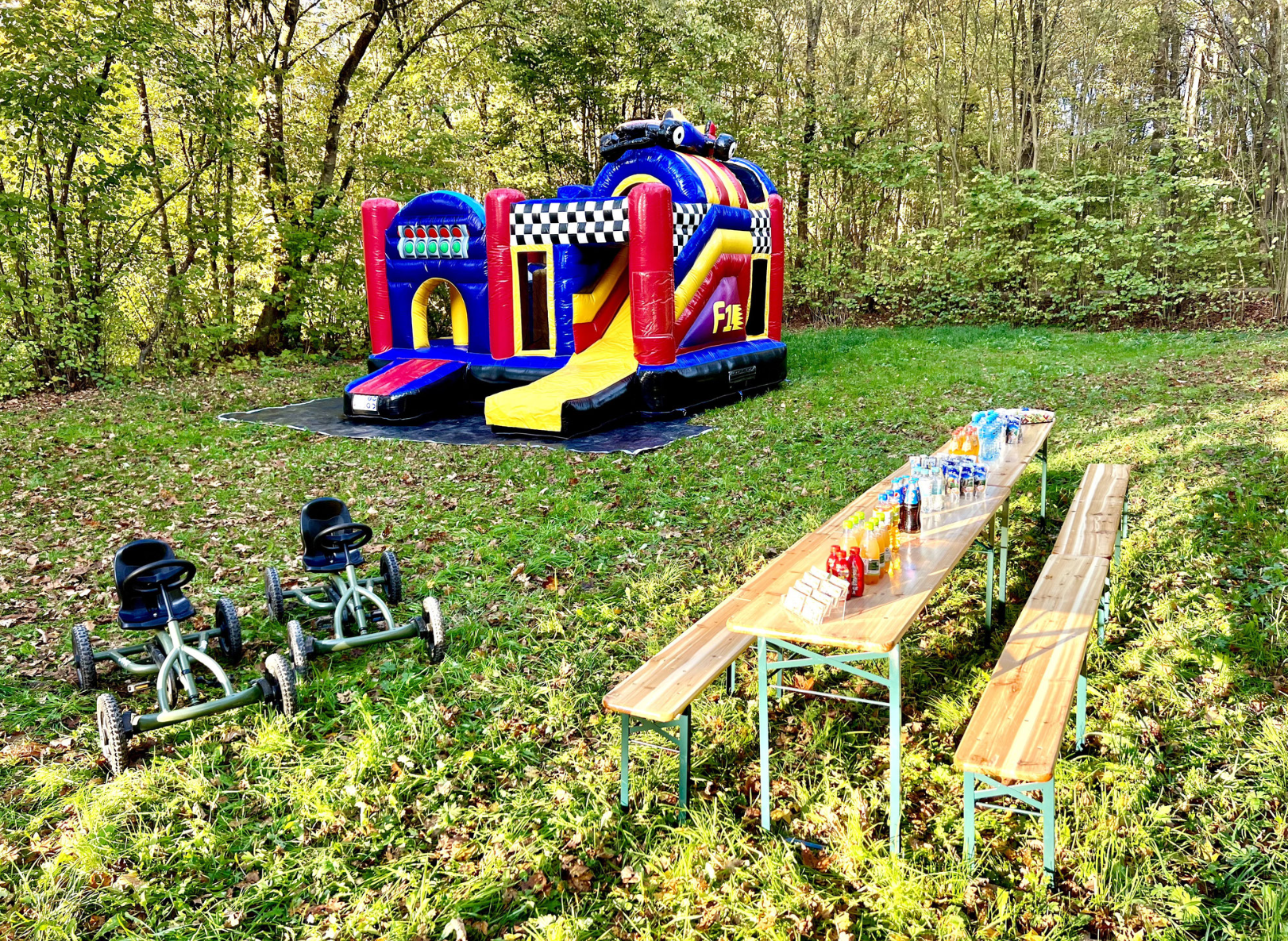 Hüpfburg, Pedalkarts, Tische und Bänke