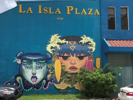 LA ISLA PLAZAのウォールアートの写真