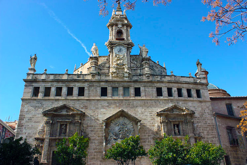 Fachada de la Iglesia de los Santos Juanes, ubicada en el centro histórico de la ciudad de Valencia.