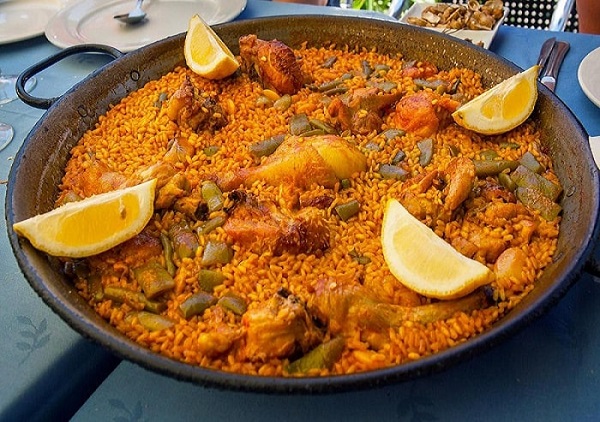 La paella valenciana nació de un origen humilde en las zonas rurales de Valencia, específicamente en los alrededores de la Albufera, entre los siglos XV y XVI.