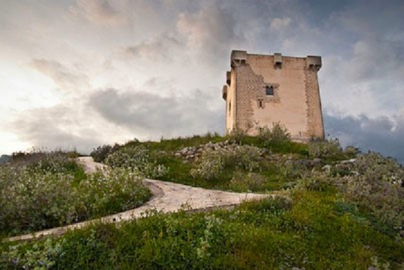 uedes subir a pie desde la Ermita de San Cristóbal para disfrutar de vistas panorámicas de la Sierra de Mariola.