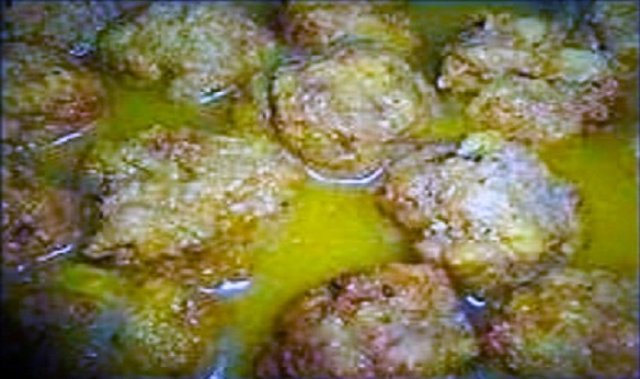 Las "pelotas" de Navidad son un plato tradicional de la Región de Murcia y la Vega Baja del Segura (Alicante), que consiste en unas albóndigas grandes y sabrosas cocidas en el caldo del cocido navideño, sirviéndose como primer plato. 