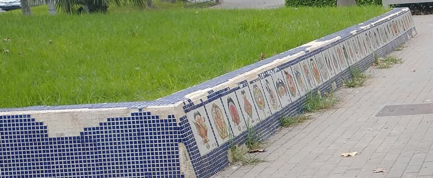El mosaico está destrozado y muchos de los emblemas de las comisiones falleras en 2026 que funcionan como parte de la identidad cultural y visual única de cada agrupación  también han sufrido daños.. 