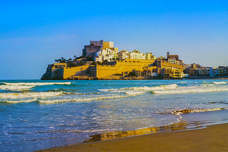  sobre el mar ofrece unas vistas brutales del Mediterráneo. Puedes consultar horarios y tarifas en la web oficial del Castillo de/Castillo y Ciudad de Peñíscola. Foto: wikimedia.or