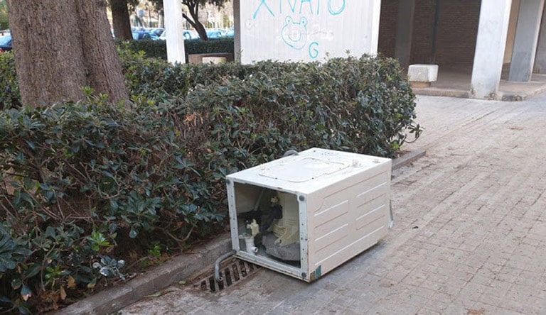 Lavadora abandonada en  la  acera de una  calle de la ciudad de Valencia.