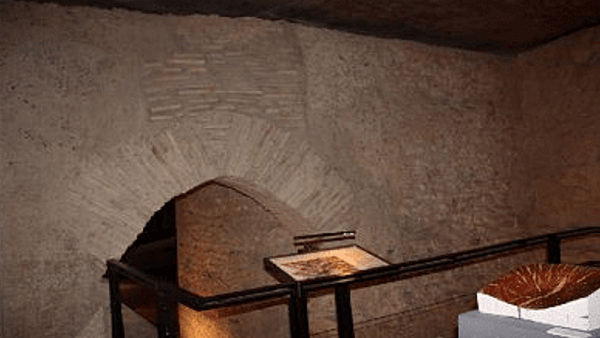 La Galeria del Tossal hay una exposición abierta a la historia de la ciudad de Valencia, en el que se pueden contemplar importantes restos de las antiguas murallas del Siglo XII.