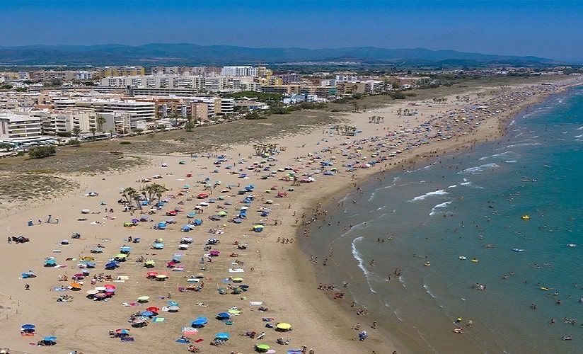 1.250 metros de costa por 80 metros de anchura componen la playa de Canet. Se trata de una de las playas más espectaculares de la Comunidad Valenciana.