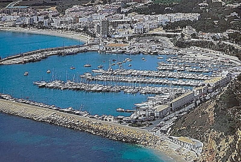 El Puerto de Jávea (o Port de Xàbia), situado en el barrio de Duanes de la Mar, es uno de los núcleos con más personalidad del municipio. A diferencia de otras zonas turísticas, este puerto conserva una fuerte tradición pesquera.