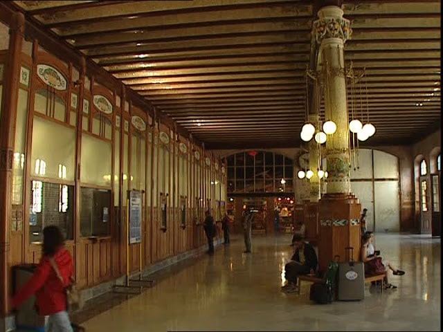 En la estación del Norte de Valencia, al entrar las columnas, rótulos y diseño de esta estación nos transporta a una época pasada esplendida.. 