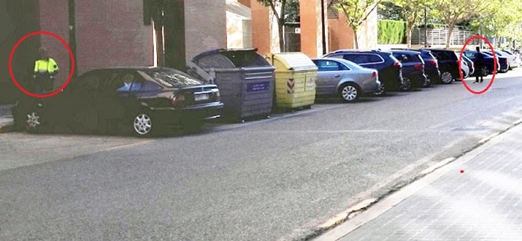 Aparcacoches o gorrilla ilegal, junto al empleado de la hora municipal en Valencia