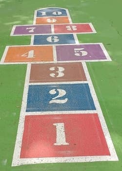 El juego Sambori o Rayuela en castellano, es un juego infantil tradicional valenciano