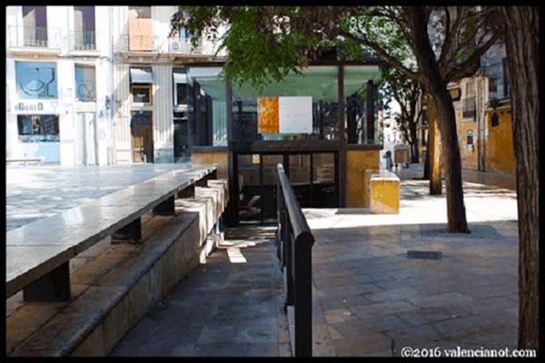 La Galeria del Tossal es un espacio expositivo abierto a la historia de la ciudad en el que se pueden contemplar importantes restos de la muralla islámica.