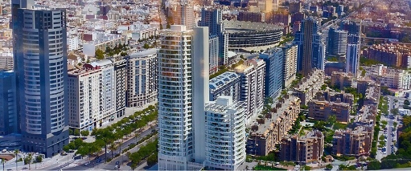 Valencia mira hacia el futuro, una ciudad moderna con grandes edificios y  numerosas zonas verdes con todo tipo de servicios.
