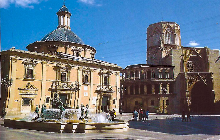 Real Basílica de Ntra. Sra. de los Desamparados y la Fachada principal  de la Catedral  al fondo en Valencia,