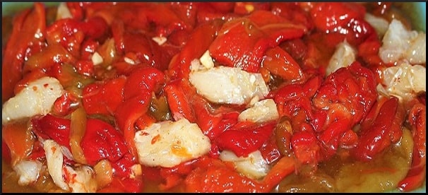 El Esgarraet es uno de los aperitivos más emblemáticos de la gastronomía valenciana. Su nombre proviene del verbo valenciano esgarrar (desgarrar), ya que sus ingredientes principales se cortan en tiras finas usando las manos, nunca un cuchillo.