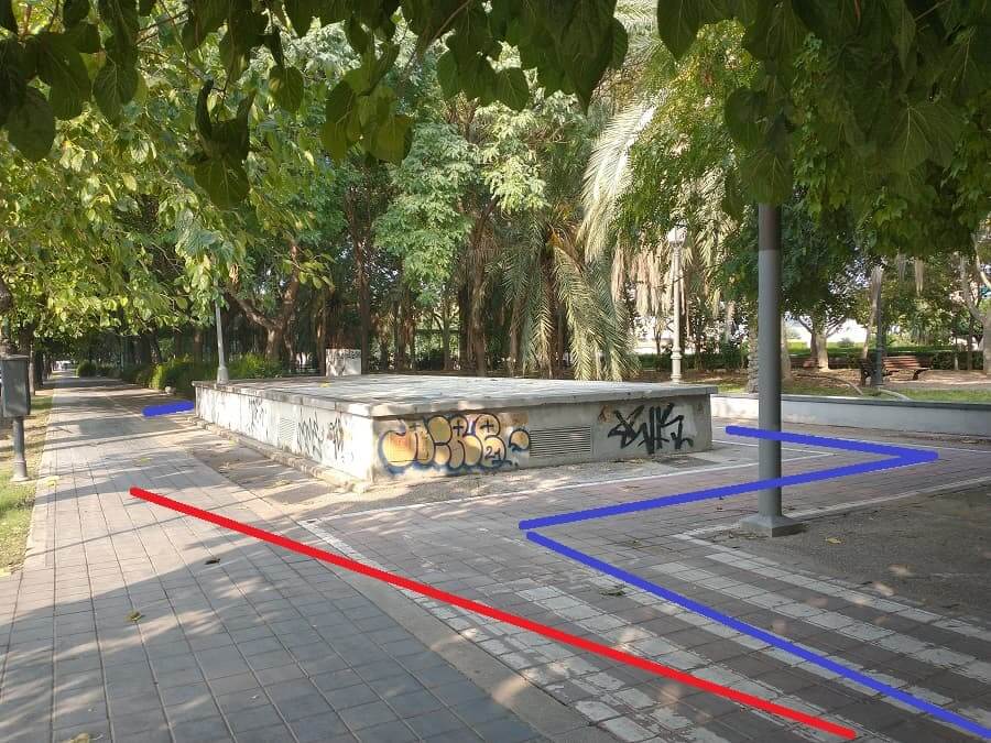 Foto denuncia: "Es una broma, ¿no?" un carril bici con obstáculo en València.