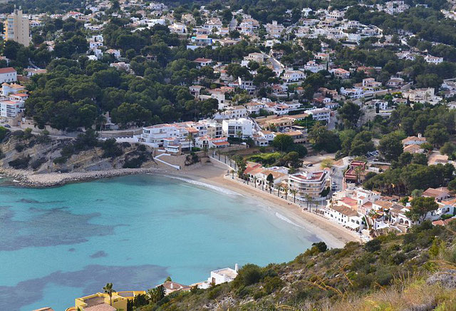 La Playa del Portet en Moraira es una pequeña bahía con forma de concha, famosa por sus aguas cristalinas y poco profundas, lo que la convierte en un destino ideal para familias y para la práctica de deportes acuáticos como el snorkel, kayak...