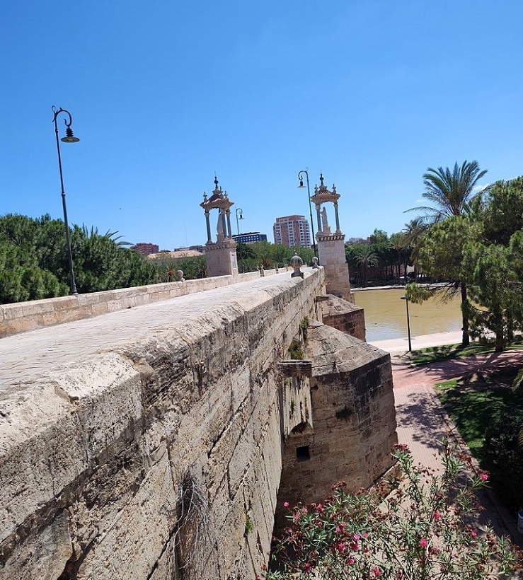 El Puente del Mar en valencia servía hace siglos para atraque de pequeños barcos, en esa época el río llevaba mucha  agua. Además, algunas de lo que hoy son calles de la ciudad, en esa época eran canales de agua por donde se movía mucha mercancía.