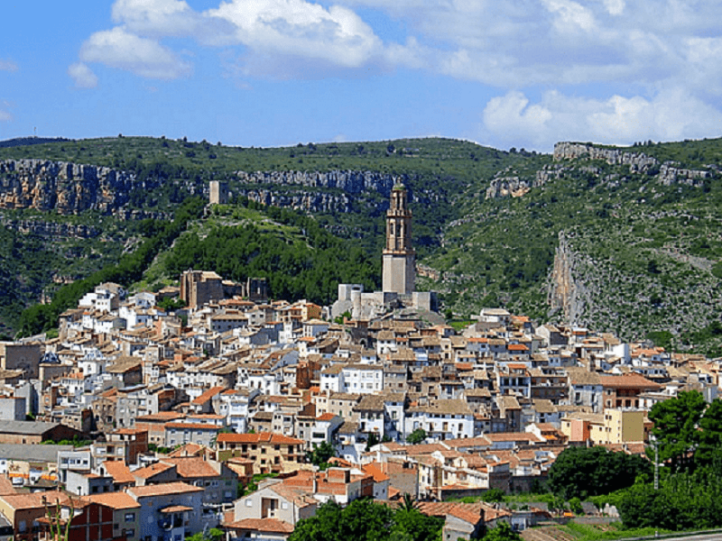  Jérica es conocida por su rica historia y patrimonio cultural, destacando especialmente su Torre Mudéjar de Jérica y las ruinas de su castillo. 