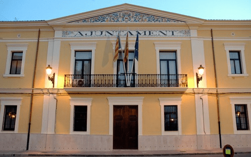 Imagen del Ayuntamiento de Manises. Manises, reconocida como Ciudad Creativa de la UNESCO, ofrece numerosas opciones para empaparse de esta tradición. 