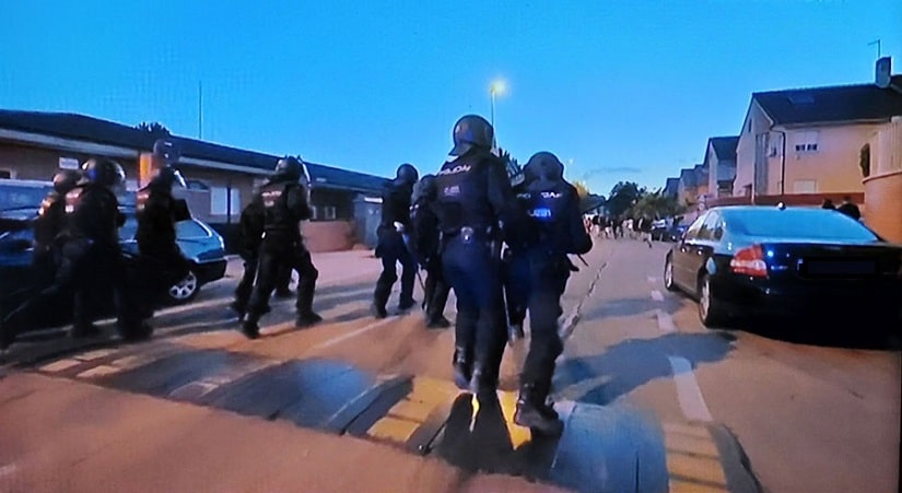 La Policía Nacional y la Guardia civil se han tenido que emplear a fondo para mantener el orden, para que los manifestantes no llegaran a entrar en el barrio de los musulmanes.