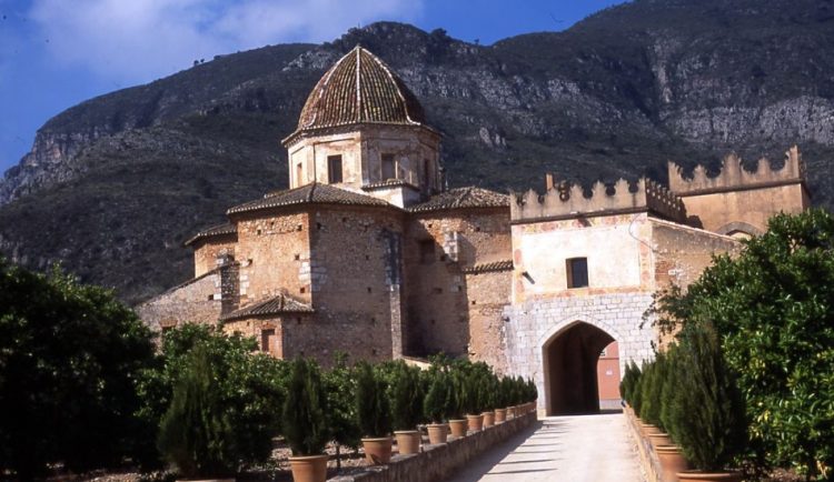 Santa María de la Valldigna ocupa un lugar de honor entre los diversos monasterios valencianos. Este monasterio fue fundado en 1298 por Jaime II el Justo. 