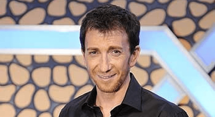 Pablo Motos (Requena, 1965) es un influyente presentador, locutor y productor de televisión. A día de hoy, 20 de enero de 2026, continúa liderando el programa estrella del access prime time en España, El Hormiguero, emitido en Antena 3.