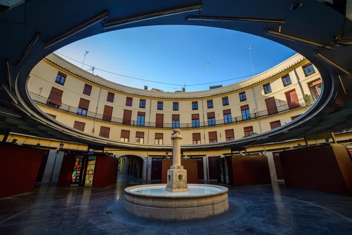 La Plaza Redonda es una plaza circular de Valencia, construida en el siglo XIX, que actualmente alberga comercios y se caracteriza por su diseño y su vida comercial, especialmente los domingos.